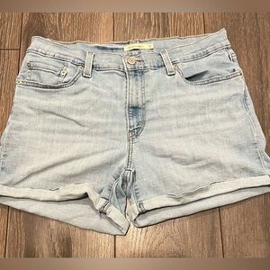 Levi’s Women’s Mid Length Shorts Size 31